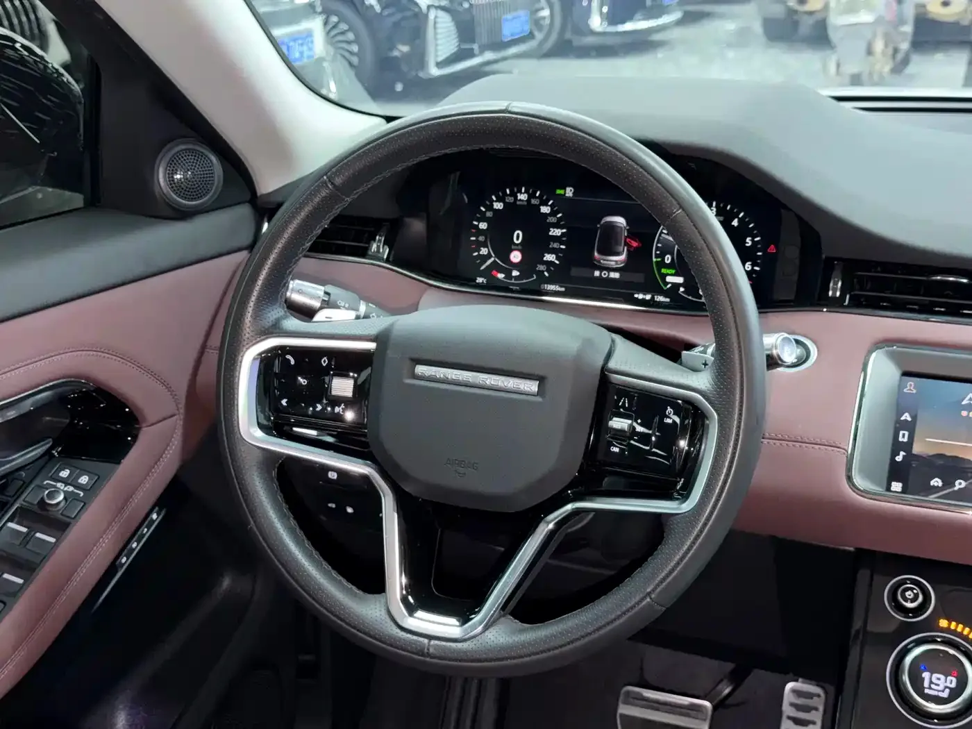 Land Rover Range Rover Evoque New Energy 2022 Range Rover Evoque L P300e Plug-in Hybrid — Фото автомобиля 13