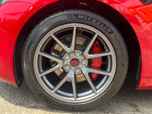Tesla Model 3 — Фото автомобиля 15