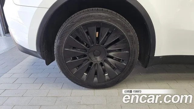 Tesla Model Y — Фото автомобиля 5