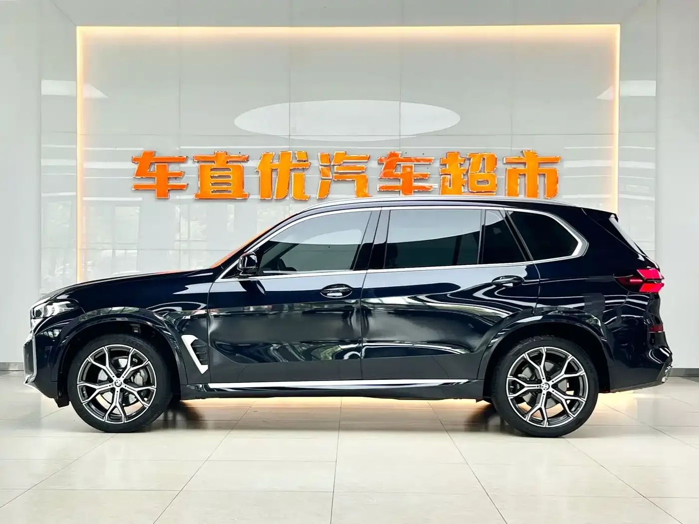 BMW BMW X5 2023 xDrive 30Li Premium M Sport Package — Фото автомобиля 4