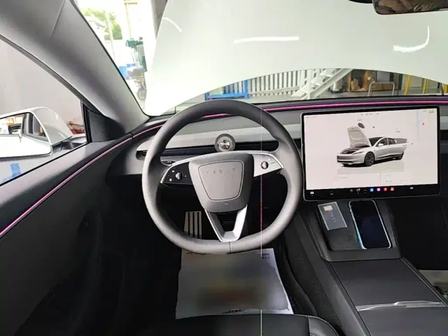 Tesla Model 3 — Фото автомобиля 10