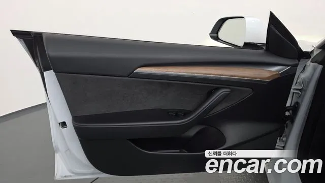 Tesla Model 3 — Фото автомобиля 24