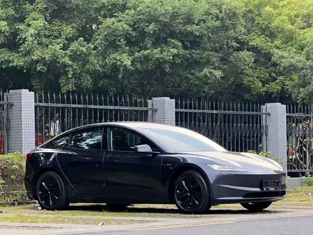 Tesla Model 3 — Фото автомобиля 3