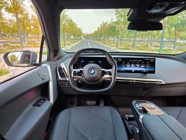 BMW iX — Фото автомобиля 13