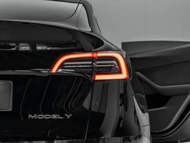Tesla Model Y — Фото автомобиля 27