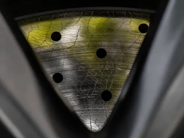 Tesla Model S — Фото автомобиля 19
