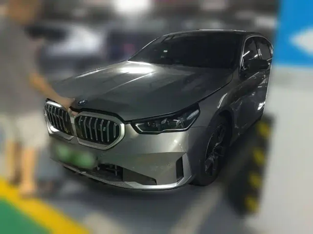 Фотография автомобиля — BMW i5