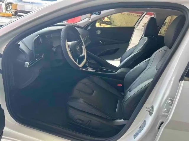 Hyundai Elantra — Фото автомобиля 3