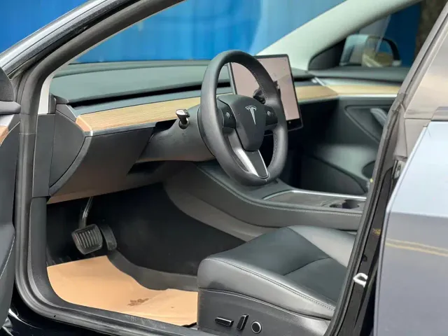 Tesla Model 3 — Фото автомобиля 10