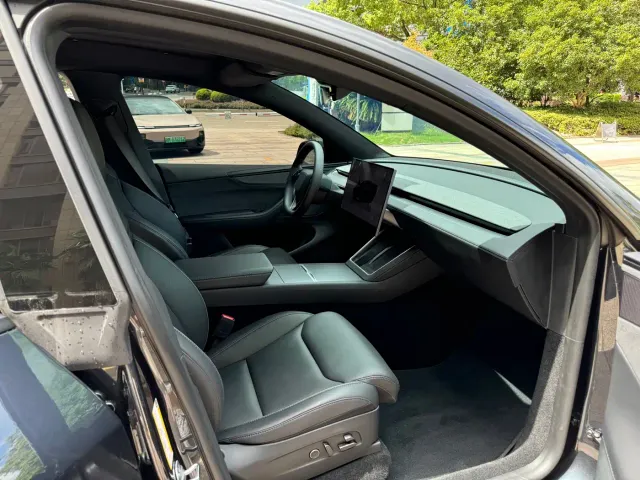 Tesla Model Y L — Фото автомобиля 8