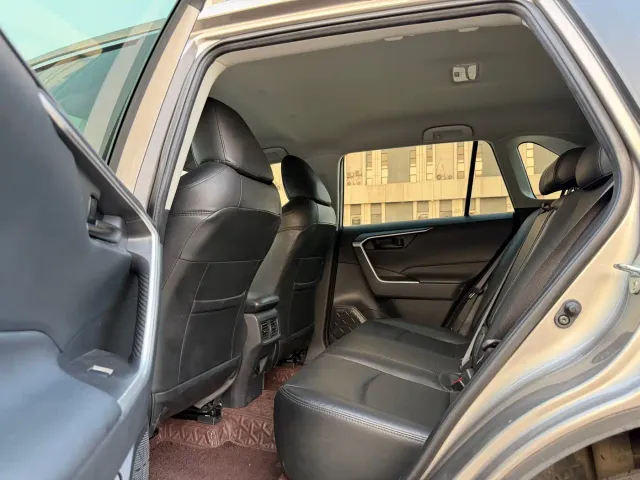 Toyota RAV4 — Фото автомобиля 12