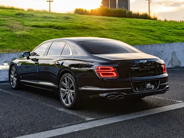 Bentley Flying Spur — Фото автомобиля 16