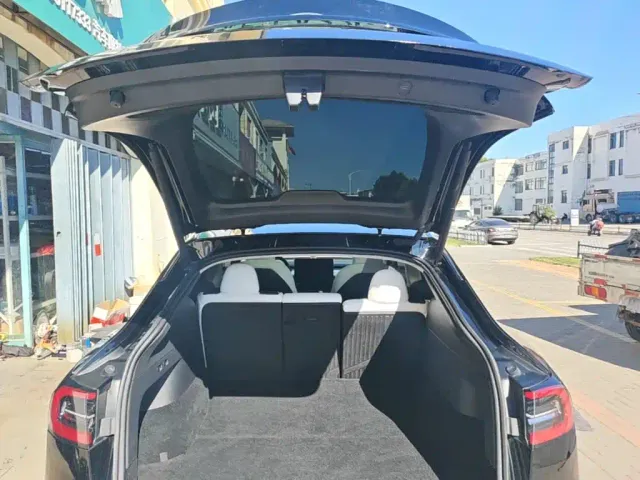 Tesla Model Y — Фото автомобиля 18