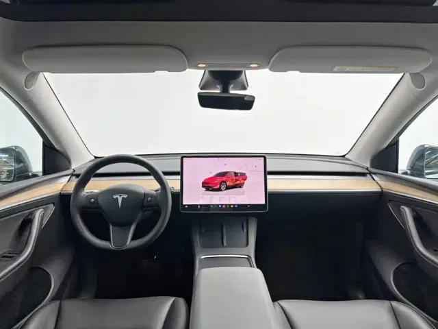 Tesla Model Y — Фото автомобиля 23