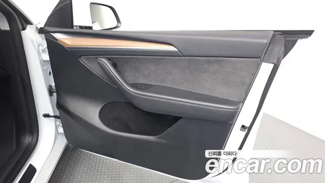 Tesla Model Y — Фото автомобиля 13