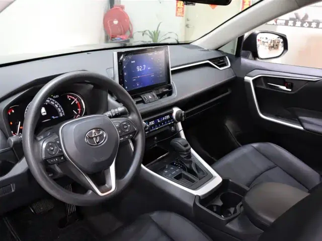 Toyota RAV4 — Фото автомобиля 9