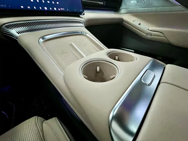 Xpeng X9 — Фото автомобиля 9