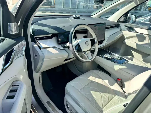 Volvo EM90 — Фото автомобиля 6