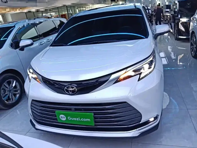 Toyota Sienna — Фото автомобиля 2