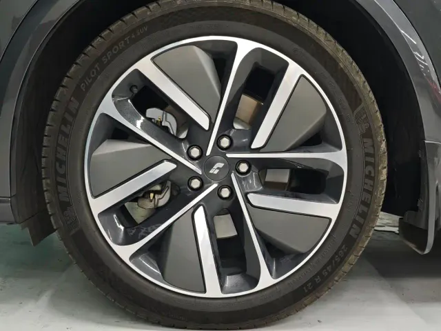 Li Auto L7 — Фото автомобиля 14