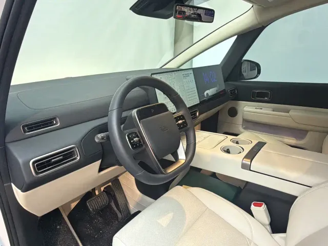 Li Auto MEGA — Фото автомобиля 13