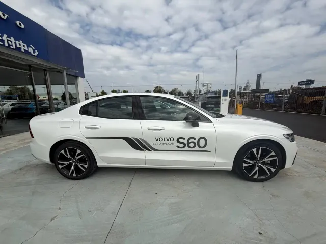 Volvo S60 — Фото автомобиля 4