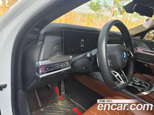 BMW i7 G70 — Фото автомобиля 7