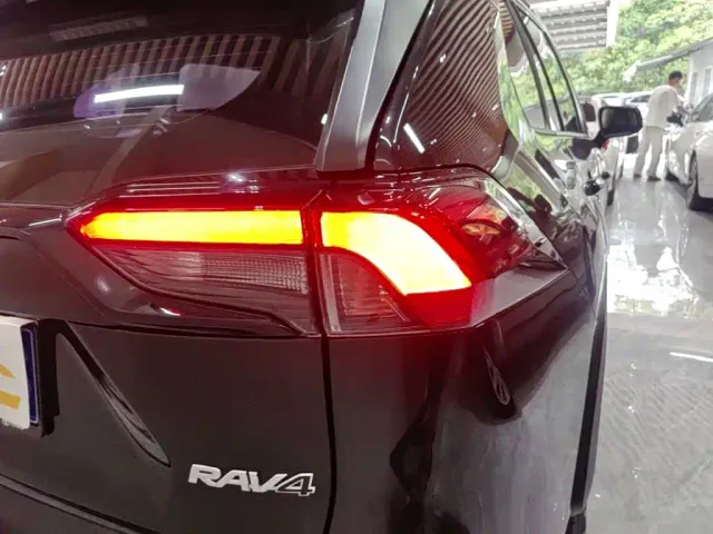 Toyota RAV4 — Фото автомобиля 7