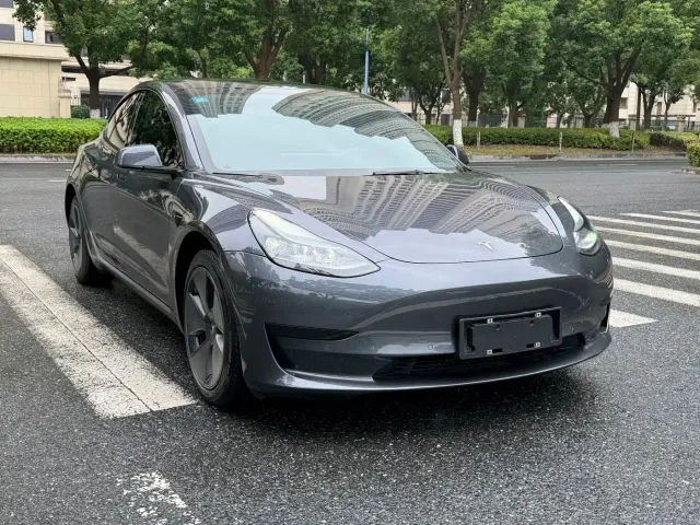 Tesla Model 3 — Фото автомобиля 3