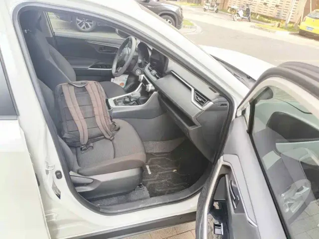 Toyota RAV4 — Фото автомобиля 10