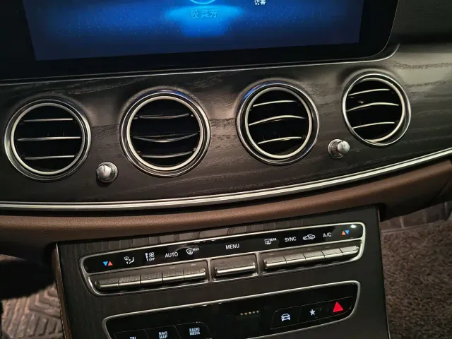 Mercedes-Benz E-Class — Фото автомобиля 11