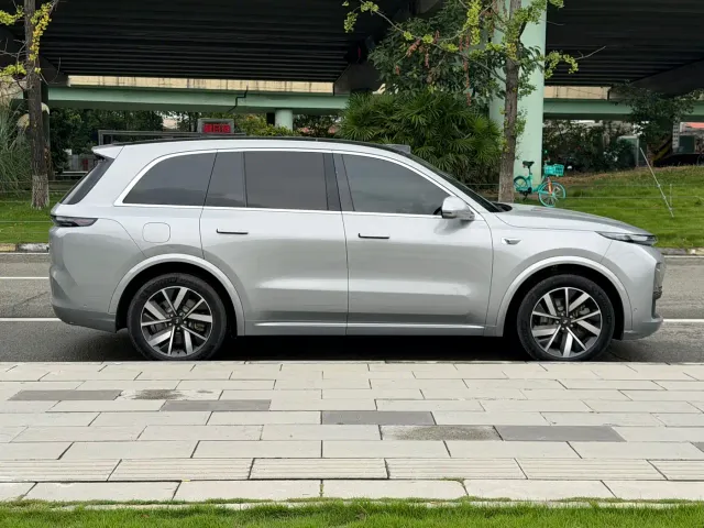 Li Auto L8 — Фото автомобиля 4