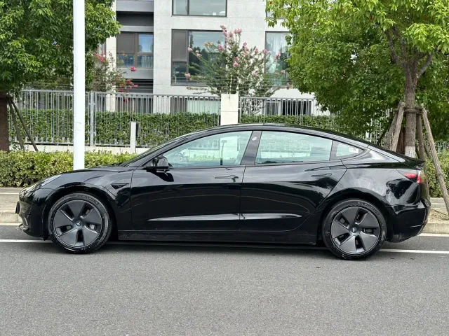 Tesla Model 3 — Фото автомобиля 3