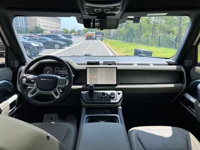 Land Rover Defender — Фото автомобиля 12