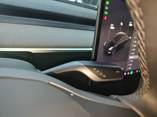 Tesla Model Y — Фото автомобиля 13