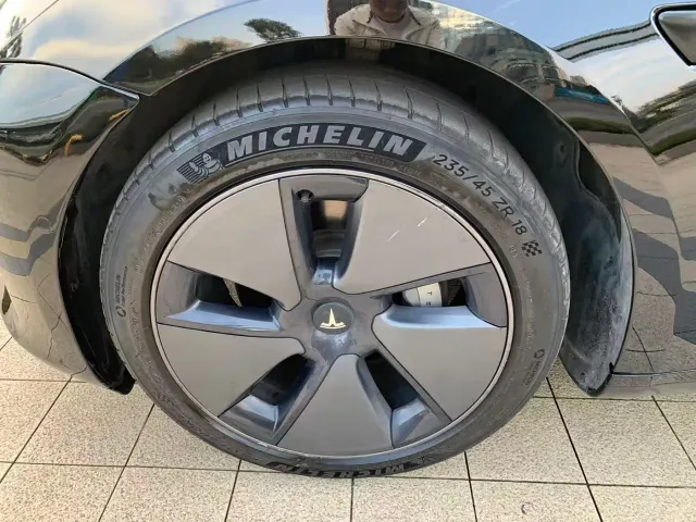 Tesla Model 3 — Фото автомобиля 10