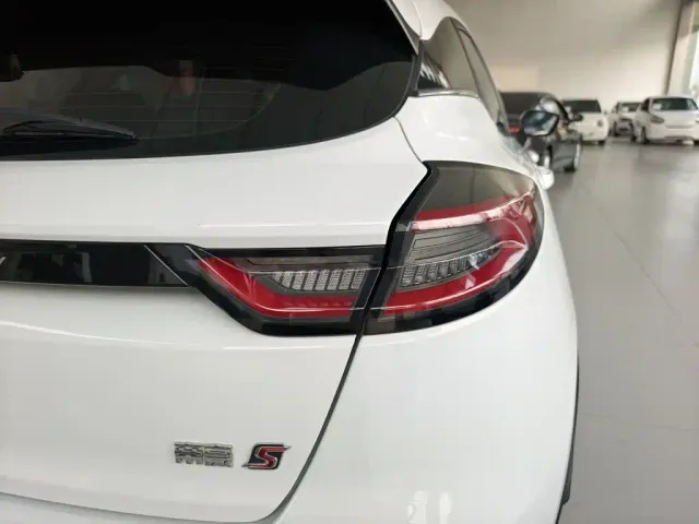 Geely Emgrand S — Фото автомобиля 7