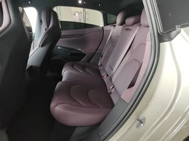 Xiaomi SU7 — Фото автомобиля 16