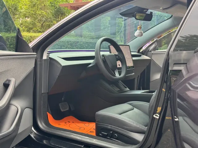 Tesla Model 3 — Фото автомобиля 5