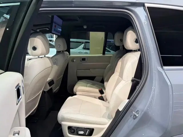 Li Auto L8 — Фото автомобиля 9