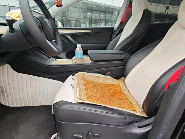 Tesla Model Y — Фото автомобиля 16