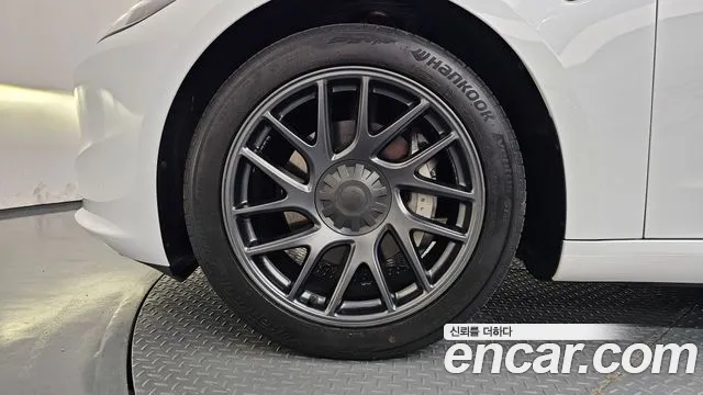 Tesla Model 3 — Фото автомобиля 5
