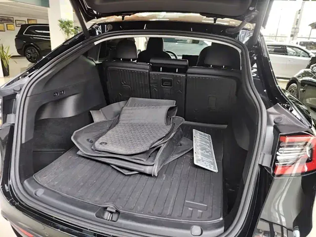 Tesla Model Y — Фото автомобиля 18