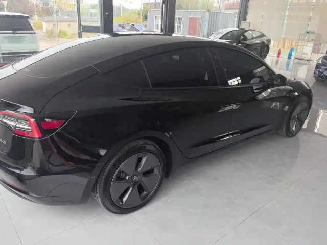 Tesla Model 3 — Фото автомобиля 4