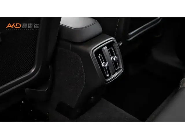 Volvo XC40 — Фото автомобиля 9