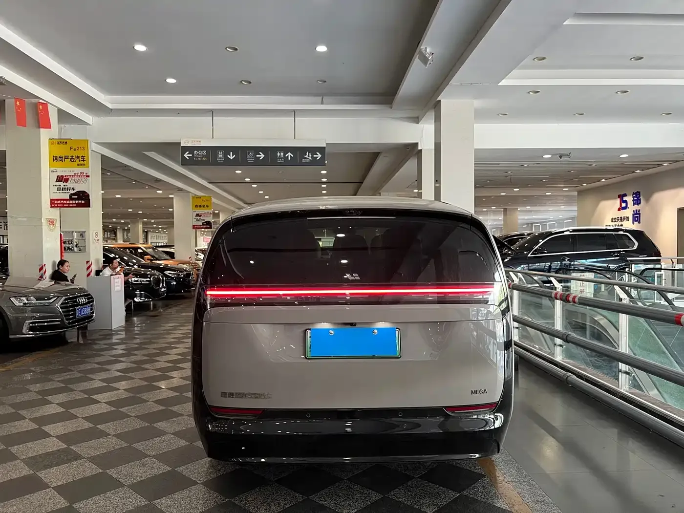 Li Auto Li Auto MEGA 2025 Model Home Family Special Edition — Фото автомобиля 5