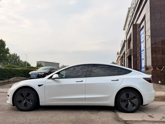 Tesla Model 3 — Фото автомобиля 5