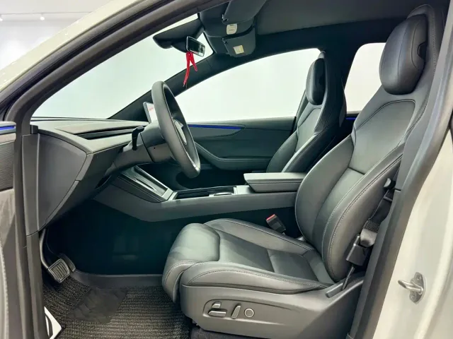 Tesla Model Y L — Фото автомобиля 8