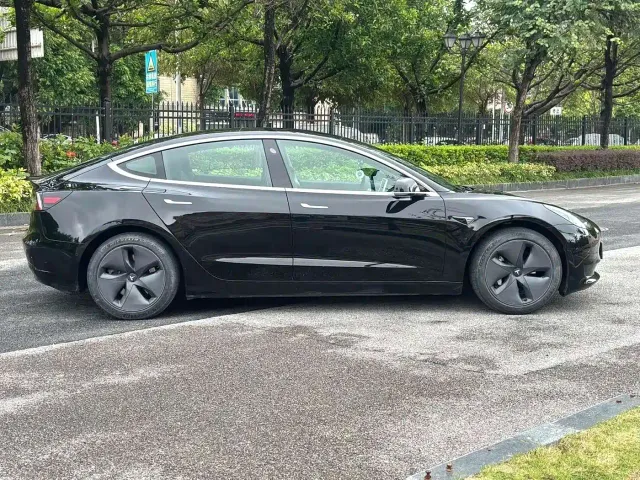 Tesla Model 3 — Фото автомобиля 2