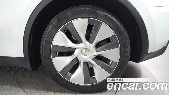 Tesla Model Y — Фото автомобиля 21